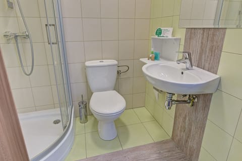 Double Room | Bathroom | Shower, free toiletries, towels