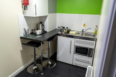 Studio Suite, Kitchen | Bathroom | Shower, free toiletries, hair dryer, towels