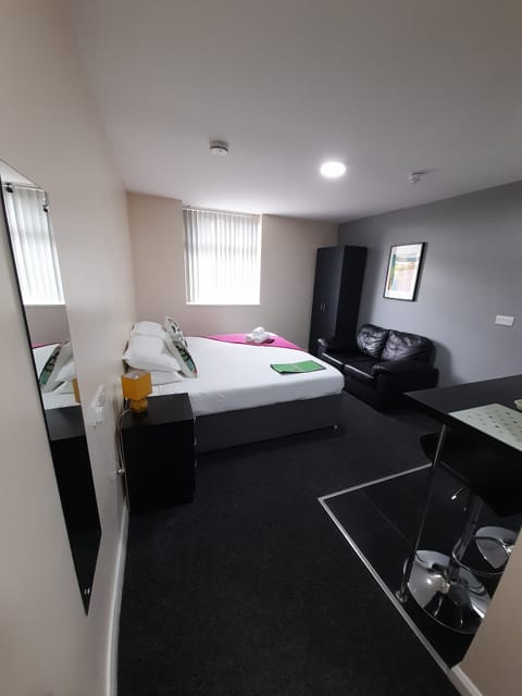 Double Room, Kitchen | Desk, iron/ironing board, free WiFi, bed sheets