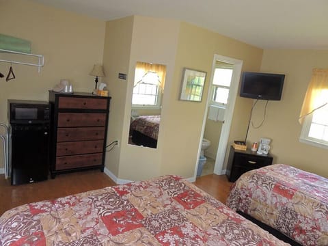 Queen with Twin Bed | Blackout drapes, rollaway beds, free WiFi, bed sheets