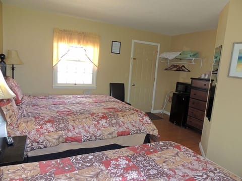 Queen with Twin Bed | Blackout drapes, rollaway beds, free WiFi, bed sheets