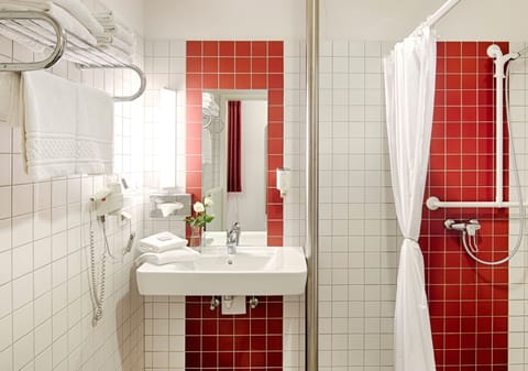 Comfort Double Room Single Use | Bathroom | Shower, free toiletries, hair dryer, towels