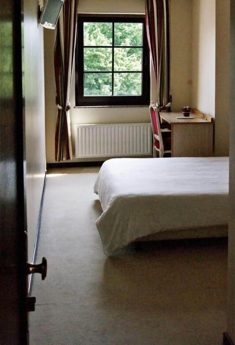 Desk, soundproofing, free WiFi, bed sheets