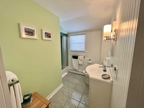 Pistachio Room | Bathroom | Shower, bathrobes, towels