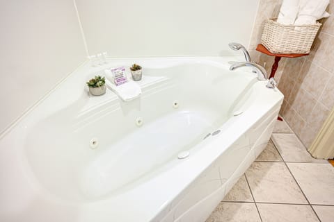 Suite, 1 Queen Bed, Jetted Tub | Bathroom | Free toiletries, hair dryer, towels