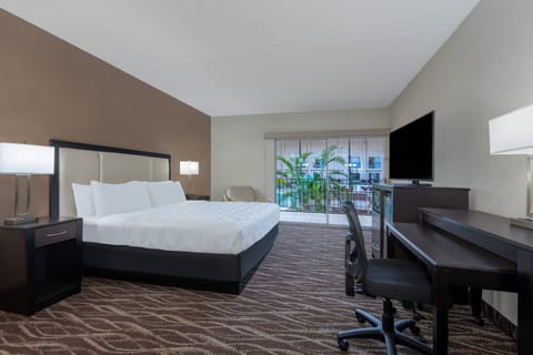 Standard Room, 1 King Bed (Holidome View) | In-room safe, desk, laptop workspace, blackout drapes