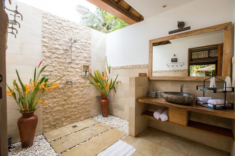 Villa, 2 Bedrooms, Private Pool (Dayan Gunung) | Bathroom | Shower, free toiletries, hair dryer, bathrobes