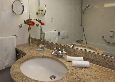 Combined shower/tub, free toiletries, hair dryer, towels