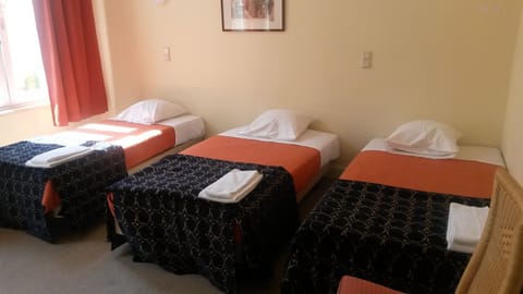 Triple Room | Minibar, desk, free WiFi, bed sheets