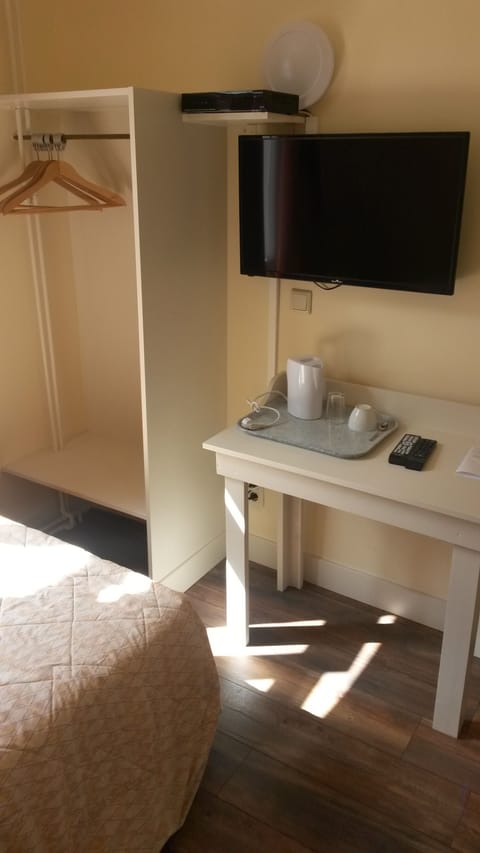 Single Room | Minibar, desk, free WiFi, bed sheets