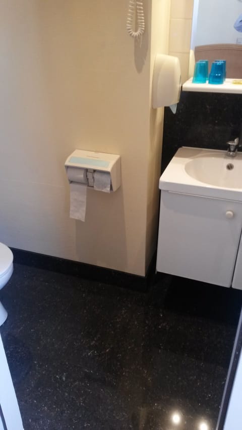 Single Room | Bathroom | Shower, hair dryer, towels