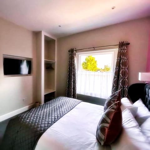 Luxury plus room | Iron/ironing board, free WiFi, bed sheets