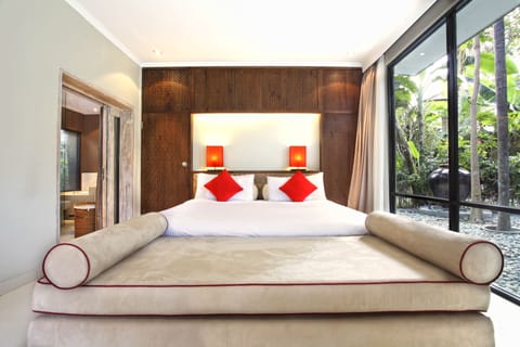 Bungalow | Premium bedding, minibar, in-room safe, desk