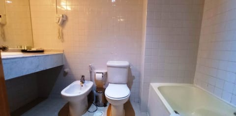 Combined shower/tub, rainfall showerhead, free toiletries, hair dryer