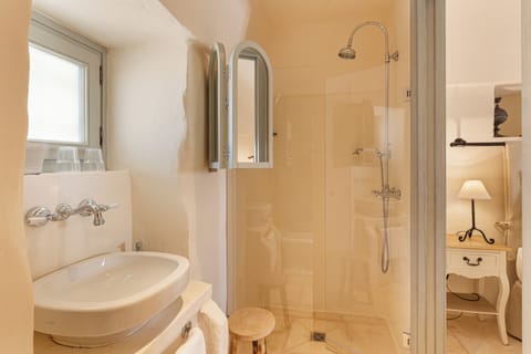 Junior Suite | Bathroom | Free toiletries, hair dryer, bathrobes, slippers