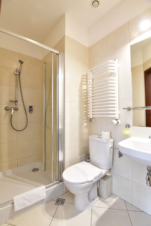 Standard Twin Room | Bathroom | Shower, free toiletries, hair dryer, towels