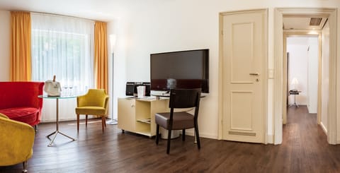 Junior Suite | Living area | Flat-screen TV, table tennis