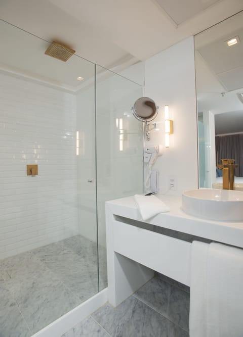 Executive Suite | Bathroom | Shower, free toiletries, hair dryer, towels