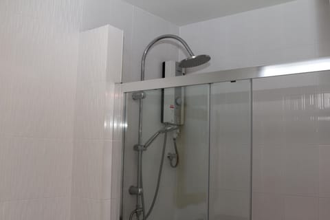 Family Room | Bathroom | Shower, free toiletries, hair dryer, slippers