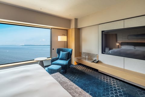 Deluxe Suite Ocean View | In-room safe, desk, blackout drapes, soundproofing