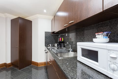 Luxury Apartment, 3 Bedrooms | Private kitchen | Fridge, microwave, oven, stovetop