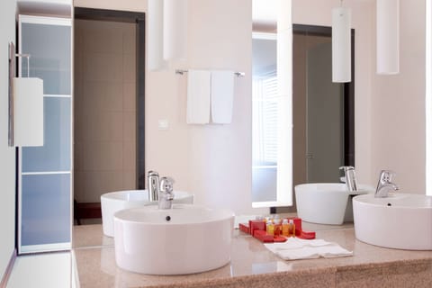 Suite, Hot Tub (Panoramic) | Bathroom | Combined shower/tub, free toiletries, hair dryer, bathrobes