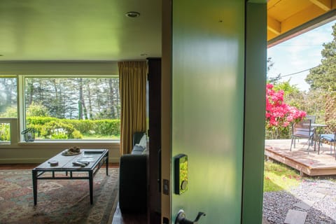 Suite, 1 King Bed with Sofa bed, Kitchen | Premium bedding, desk, iron/ironing board, free WiFi