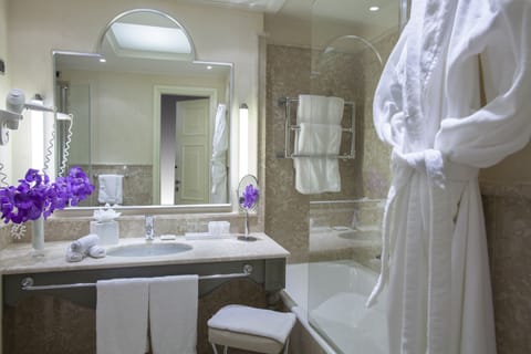 Suite | Bathroom | Combined shower/tub, free toiletries, hair dryer, bidet