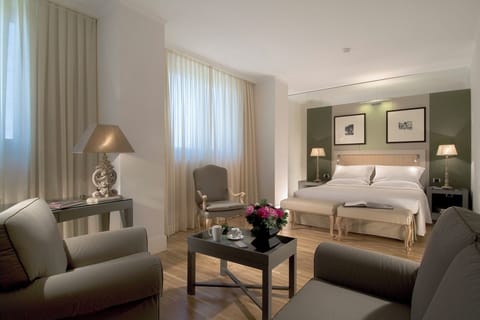 Junior Suite | Premium bedding, minibar, in-room safe, desk