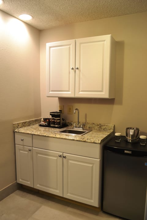 Junior Suite, 1 King Bed, Kitchenette, Mountain View | Private kitchenette | Fridge, coffee/tea maker