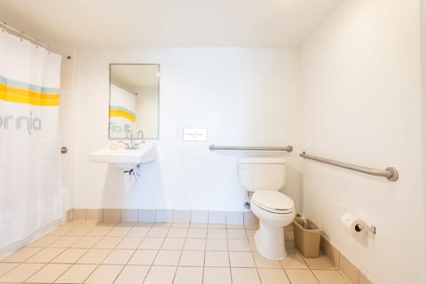 King ADA | Bathroom | Combined shower/tub, free toiletries, hair dryer, towels