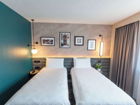 Room, 2 Twin Beds | 1 bedroom, premium bedding, pillowtop beds, minibar