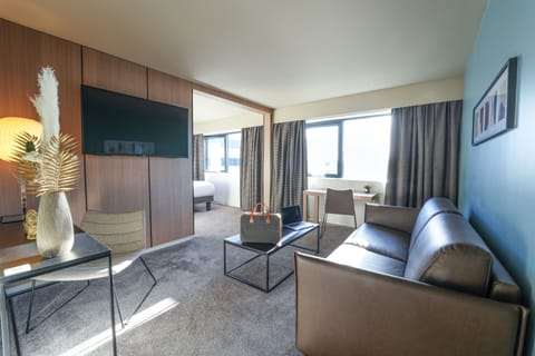 Junior Suite, 1 King Bed (Lounge) | Premium bedding, desk, soundproofing, iron/ironing board