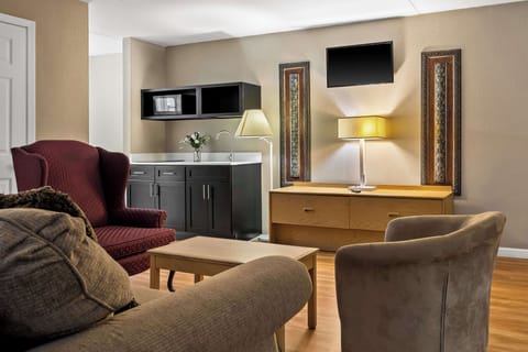 Room, 1 King Bed, Jetted Tub | Private kitchenette | Fridge, microwave, stovetop, kitchen islands