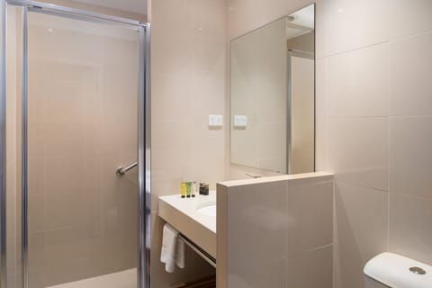 Heritage King Room | Bathroom | Shower, free toiletries, hair dryer, towels