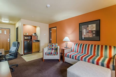 1bedroom suite w/living room w/sofabed | Premium bedding, pillowtop beds, desk, laptop workspace