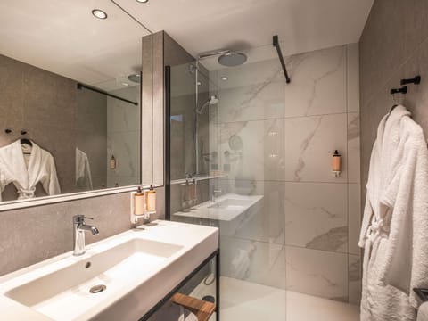 Privilege, Room, 1 Queen Bed | Premium bedding, pillowtop beds, in-room safe, desk