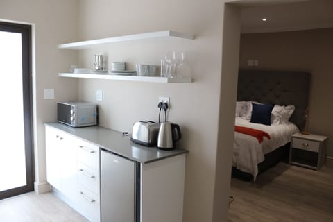 Arum King Suite | Private kitchenette | Fridge, electric kettle