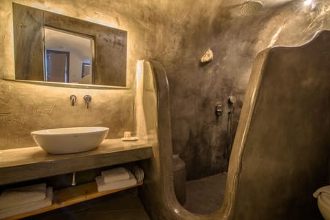 Junior Suite with Caldera View and Private Jacuzzi - A- | Bathroom | Shower, rainfall showerhead, designer toiletries, hair dryer