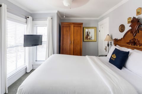Deluxe Room, 1 Queen Bed | Egyptian cotton sheets, premium bedding, iron/ironing board, free WiFi