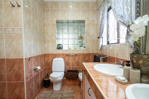 Executive/Sea-facing room | Bathroom | Shower, free toiletries, hair dryer, towels