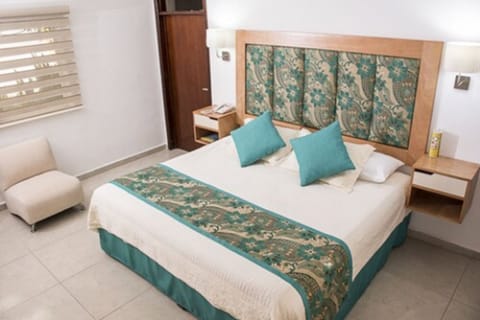 Junior Suite | In-room safe, free WiFi, bed sheets