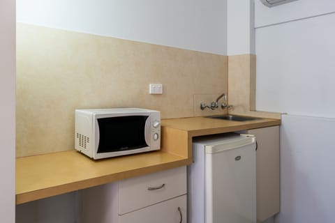 Standard Room | Private kitchenette | Fridge, microwave, coffee/tea maker, electric kettle