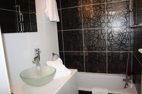 Comfort Room, 1 Double Bed | Bathroom | Free toiletries, hair dryer, towels