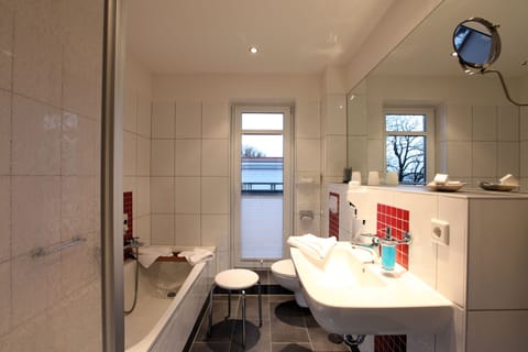 Suite | Bathroom | Free toiletries, hair dryer, bathrobes, towels