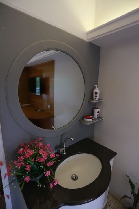 Executive Double Room | Bathroom | Separate tub and shower, free toiletries, hair dryer, slippers