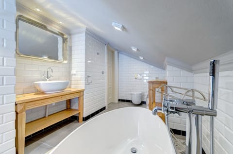 Deluxe Apartment, 1 Bedroom, Kitchenette | Bathroom | Free toiletries, hair dryer, towels, soap
