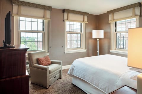 Club Suite, 1 Queen Bed | Hypo-allergenic bedding, in-room safe, desk, laptop workspace