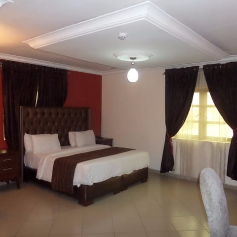 Executive Room, 1 Double Bed | Desk, laptop workspace, free WiFi, bed sheets