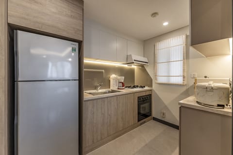 Deluxe Suite, 1 Bedroom, Kitchen, City View | Private kitchen | Full-size fridge, microwave, oven, stovetop